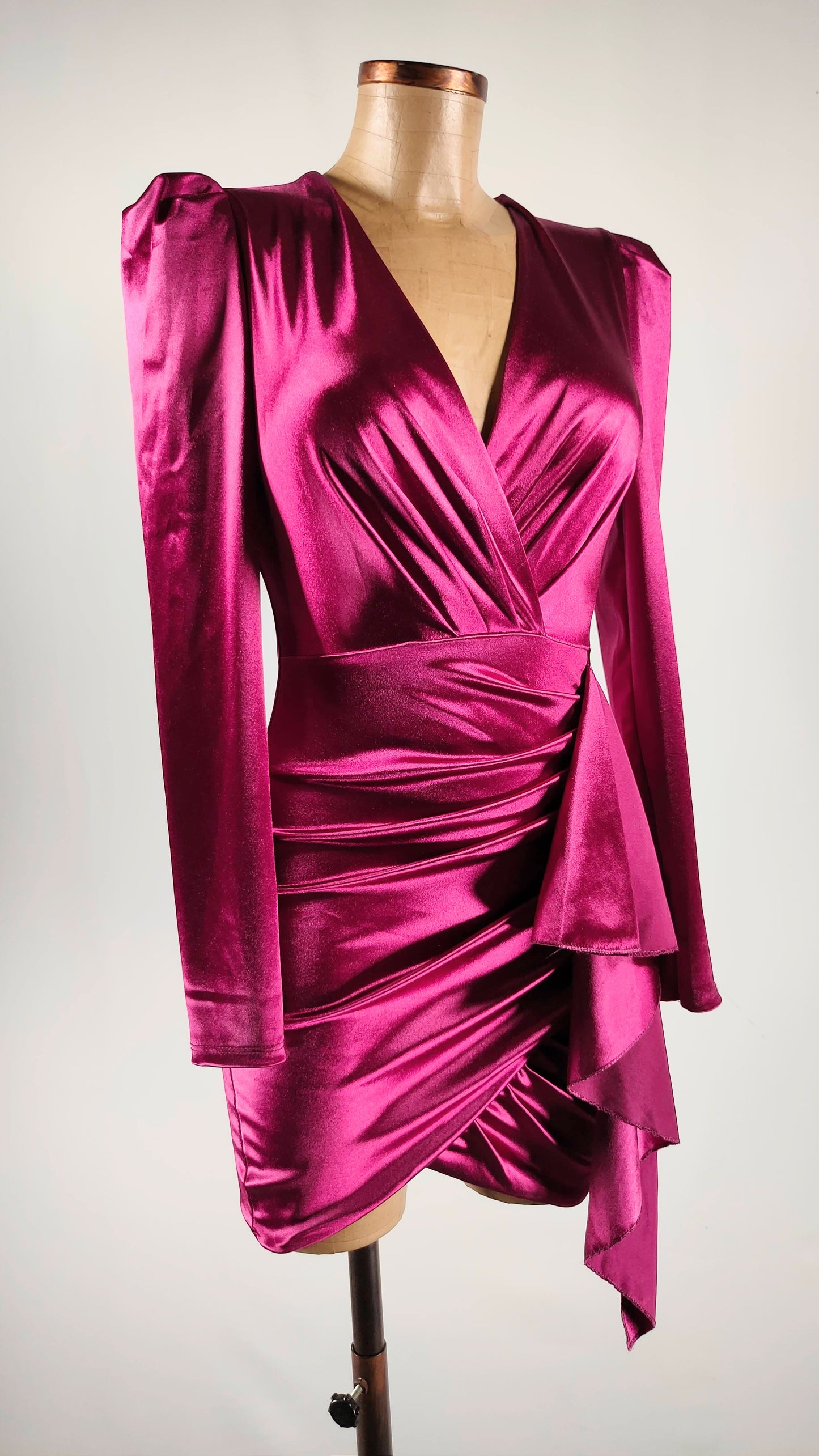 Vestido satinado fucsia de fiesta