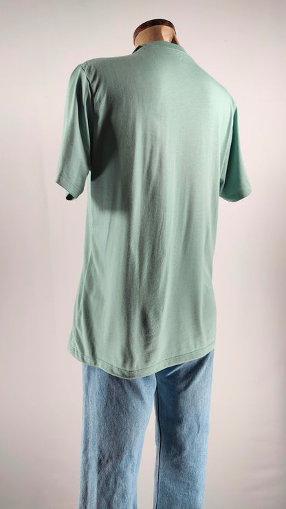 Camiseta verde con cuello redondo