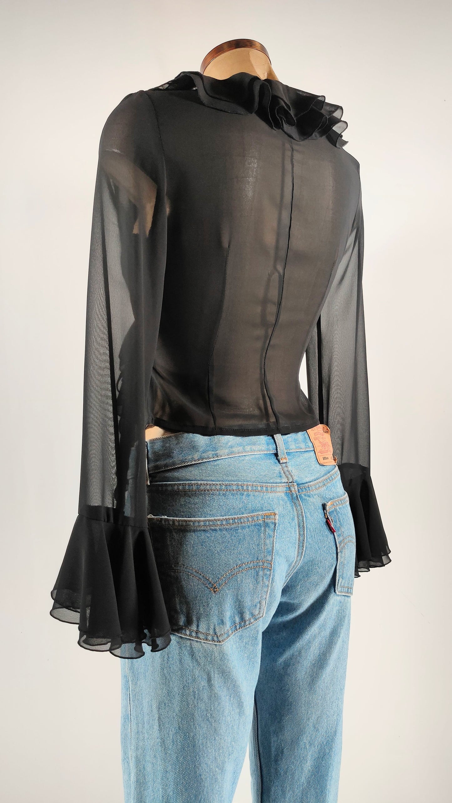 Blusa semitransparente con volantes