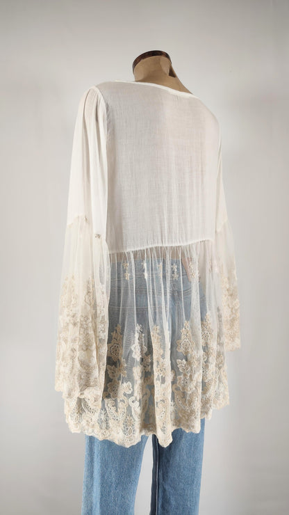 Blusa con transparencia y bordado