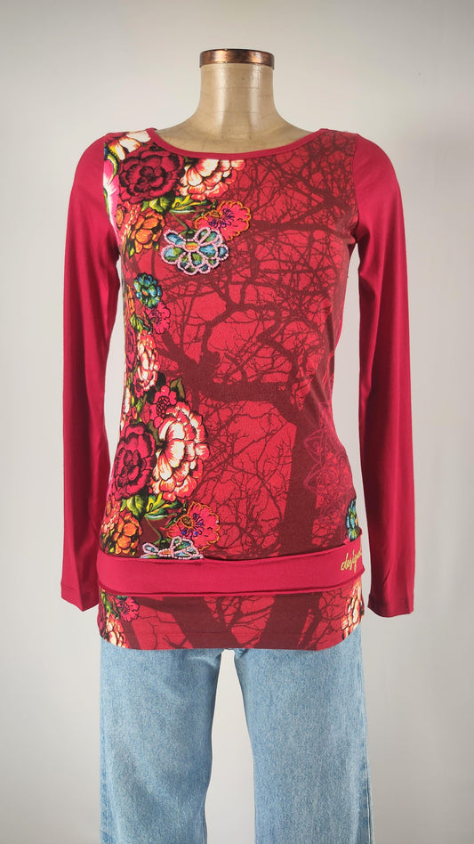 Camiseta Desigual con apliques