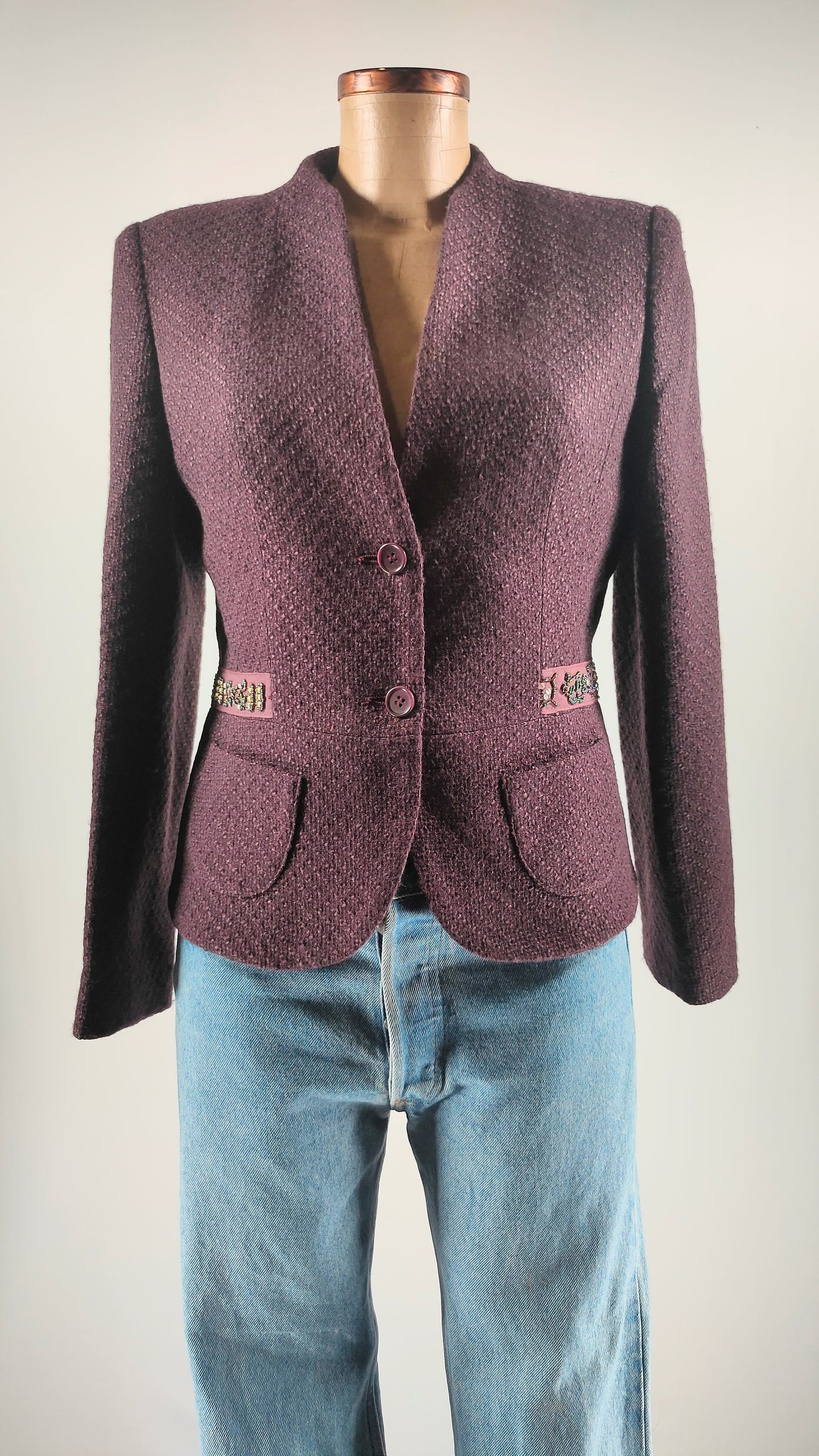 Chaqueta berenjena con detalle de apliques en cintura