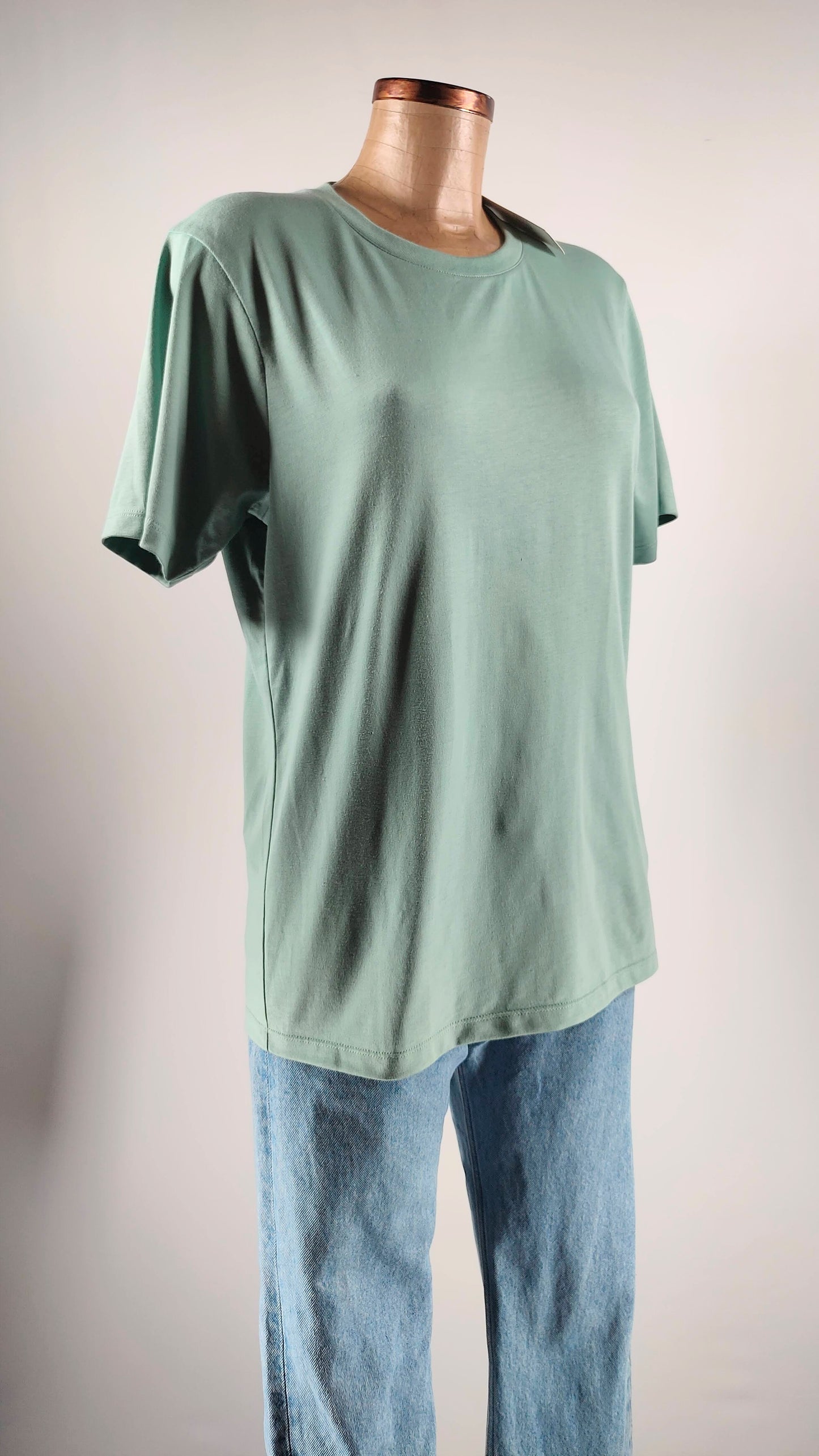 Camiseta verde con cuello redondo