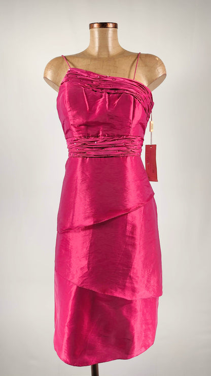 Vestido fucsia con apliques en cintura