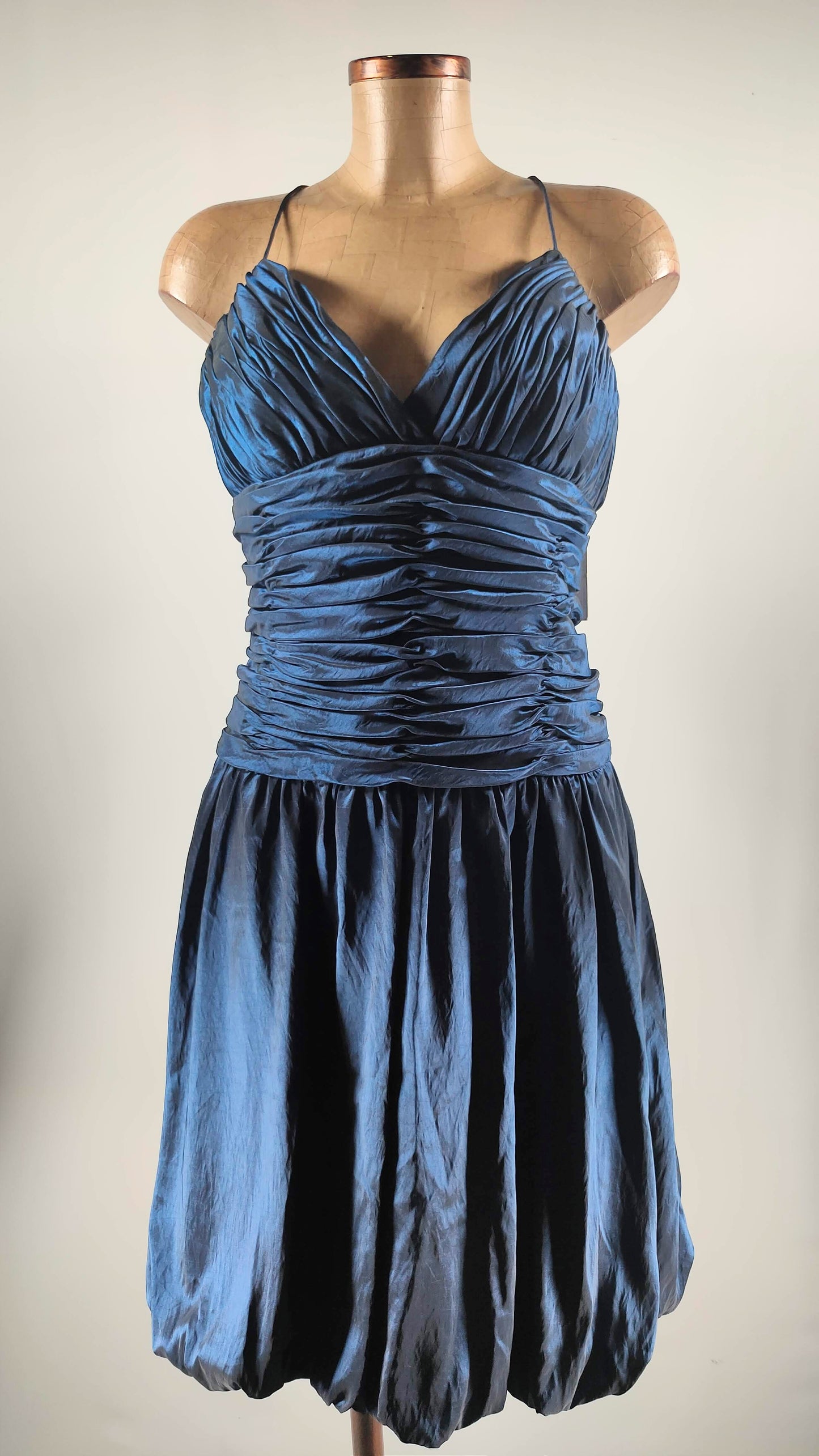 Vestido de fiesta azul con cintura fruncida