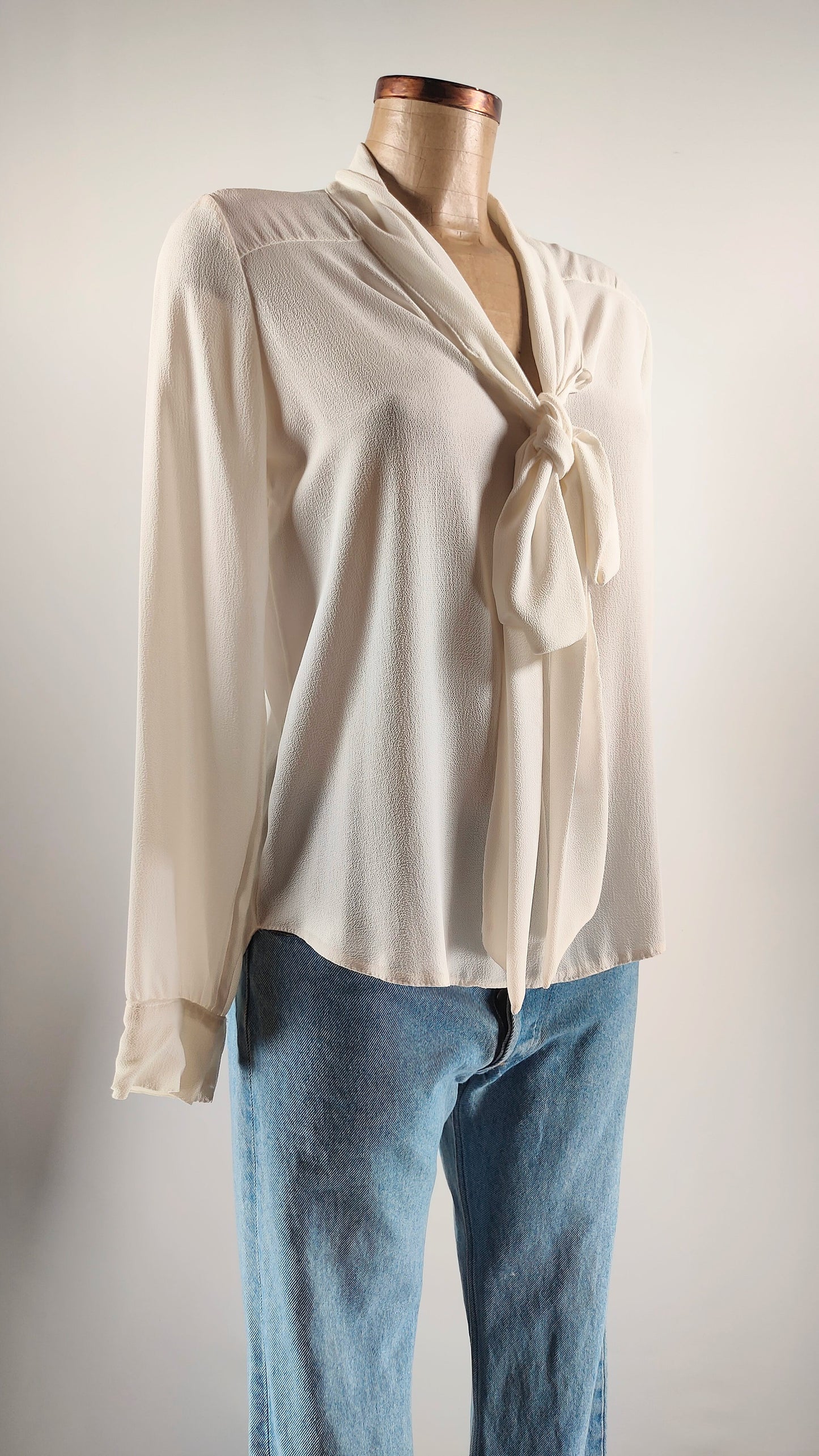 Camisa fluida beige con lazo