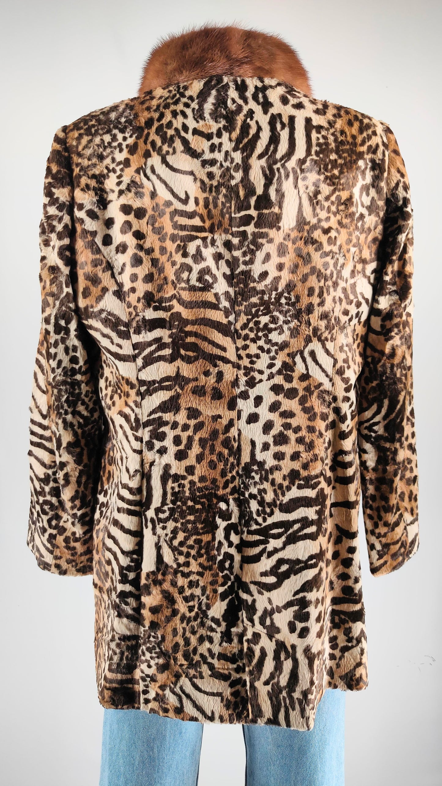 Abrigo animal print con cuello mao