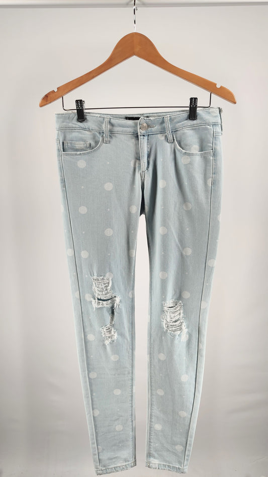 Jeans con topos blancos