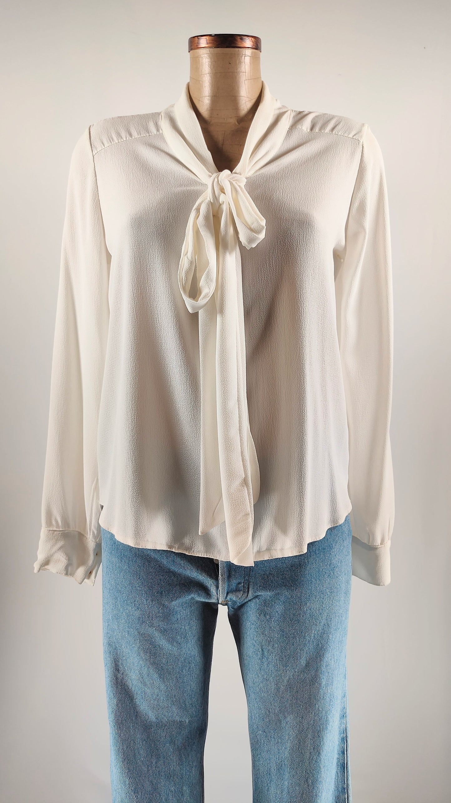 Camisa fluida beige con lazo