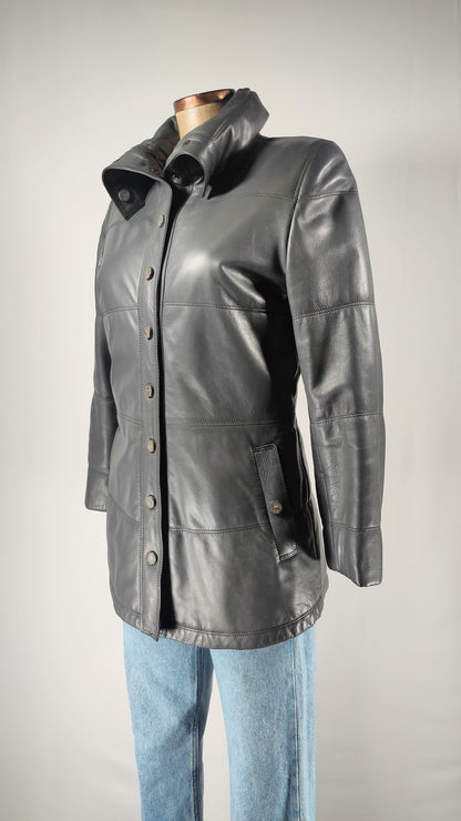 Chaqueta de piel gris con bolsillos