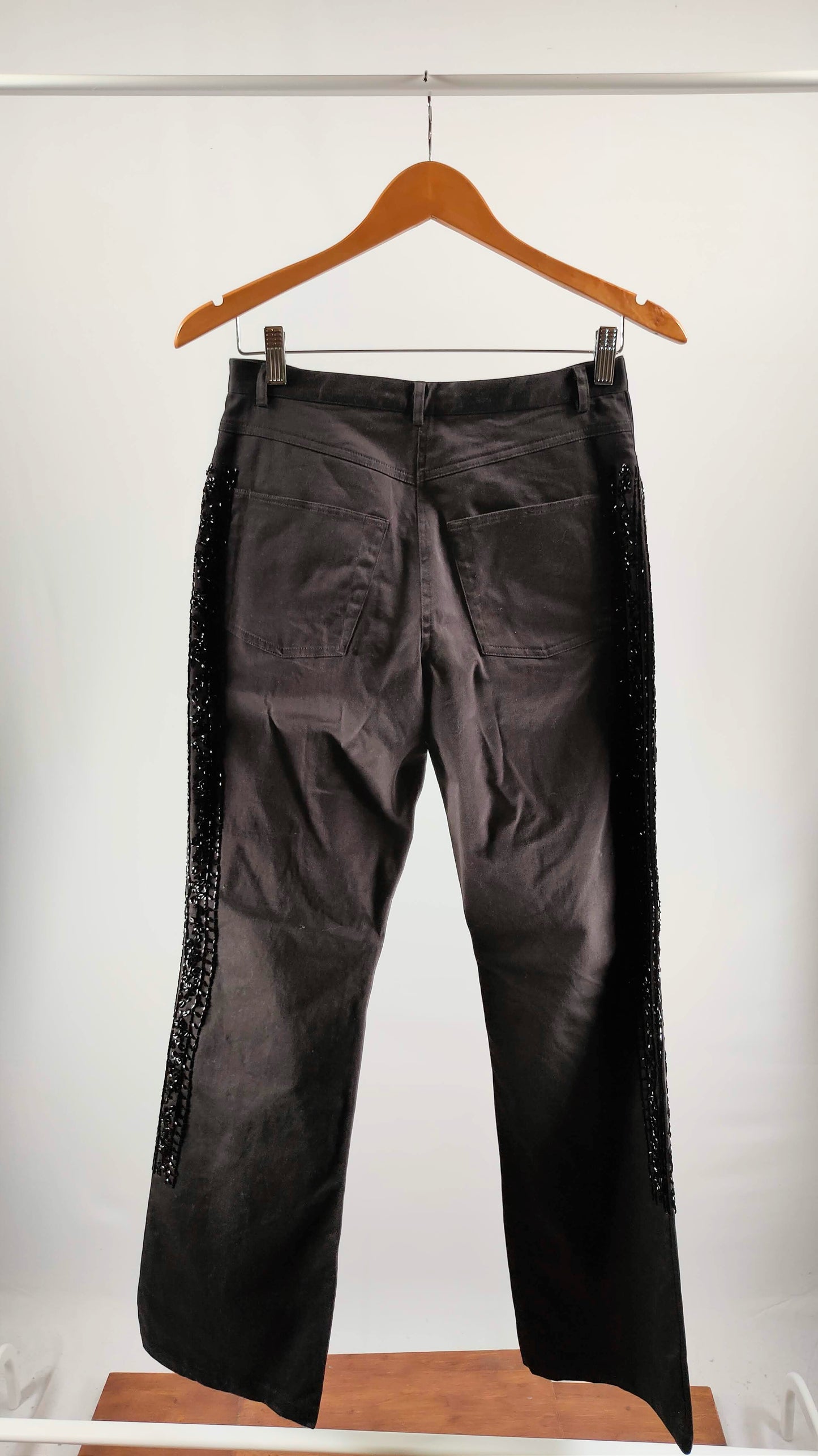 Pantalones con apliques brillantes en lateral