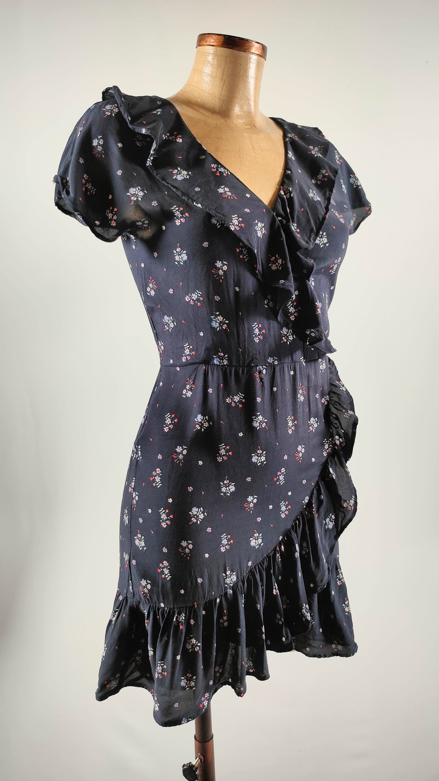 Vestido veraniego azul oscuro con estampado floral