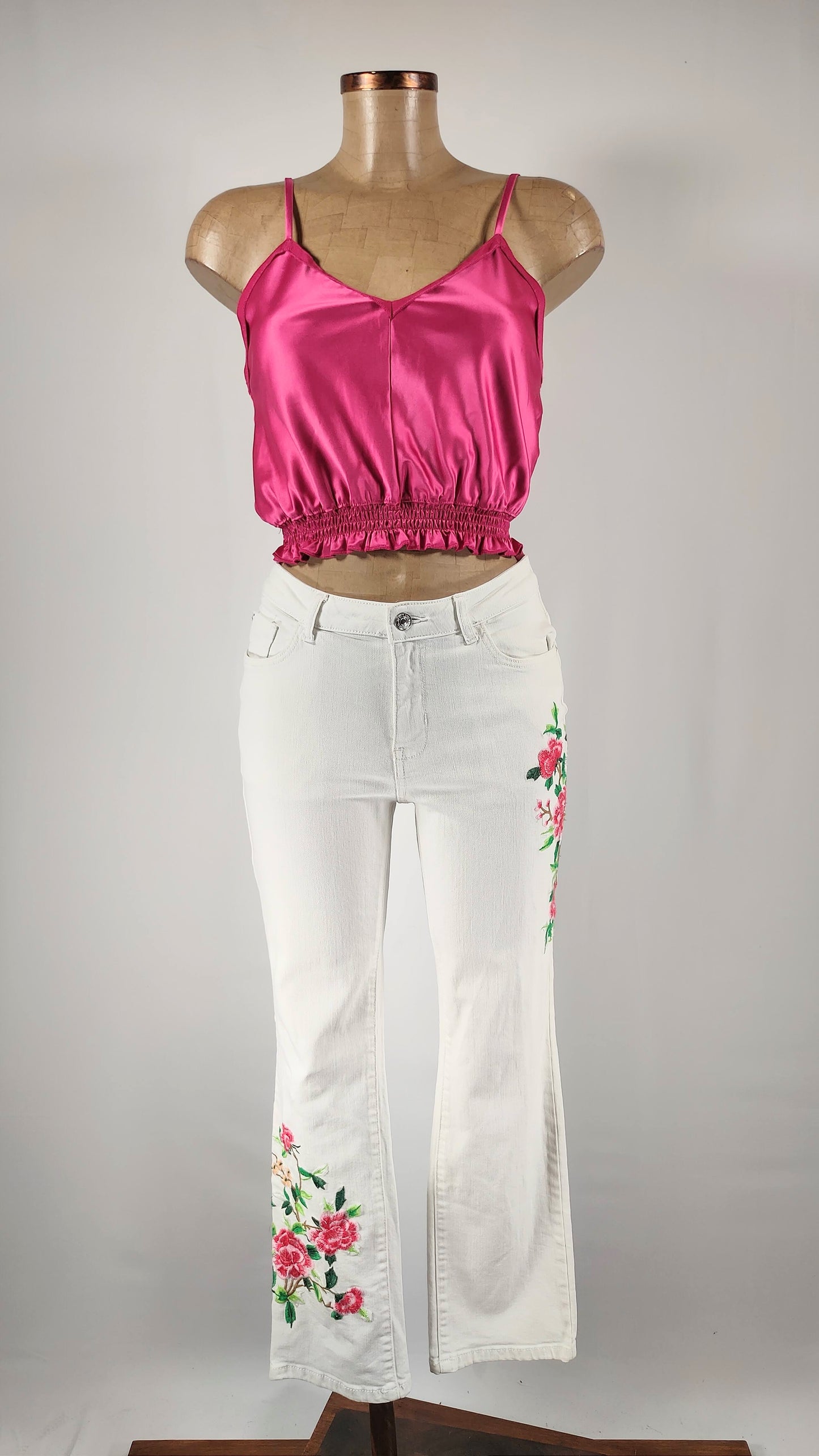 Jeans blancos con flores bordadas