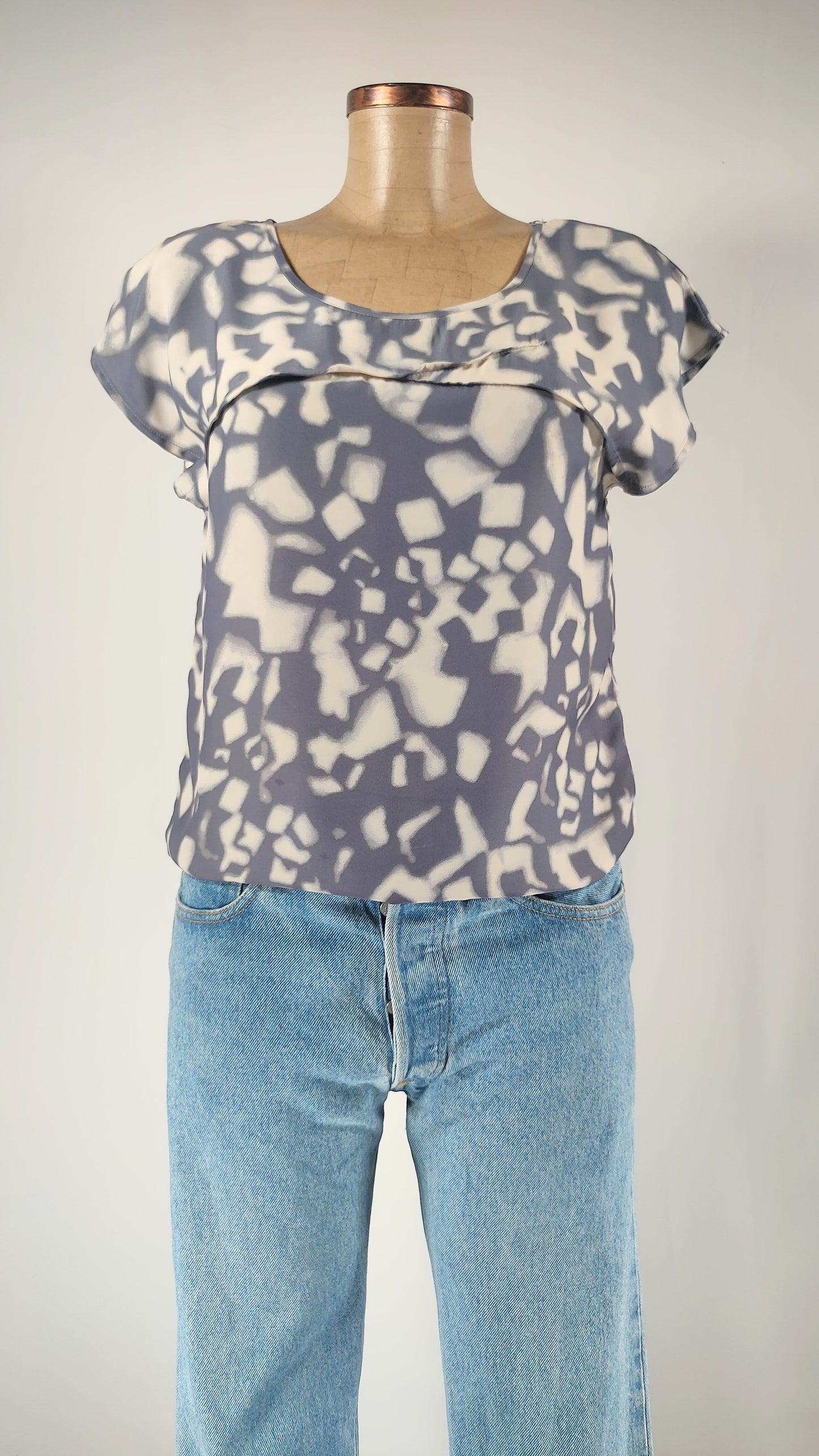 Blusa con estampado bicolor