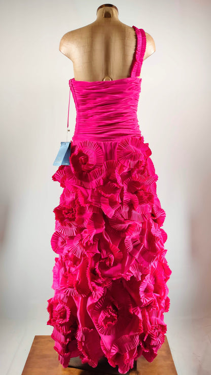 Vestido fucsia de ceremonia con relieve de flores