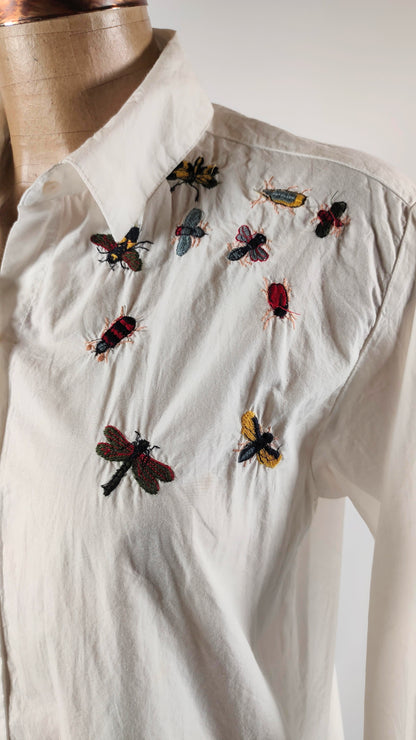 Camisa con detalle de bordado de insectos