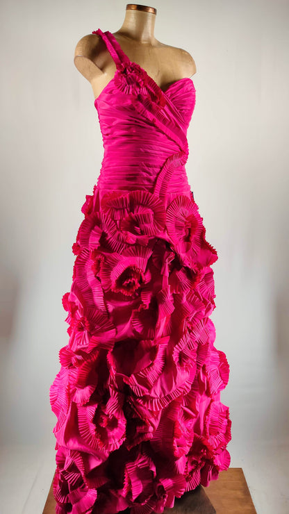 Vestido fucsia de ceremonia con relieve de flores