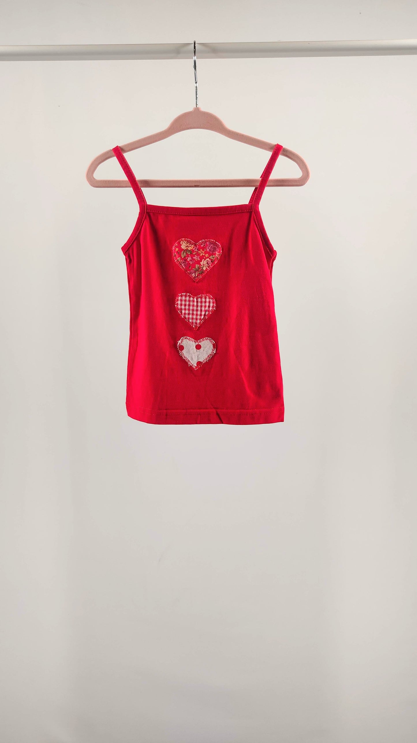 Camiseta con corazones patchwork