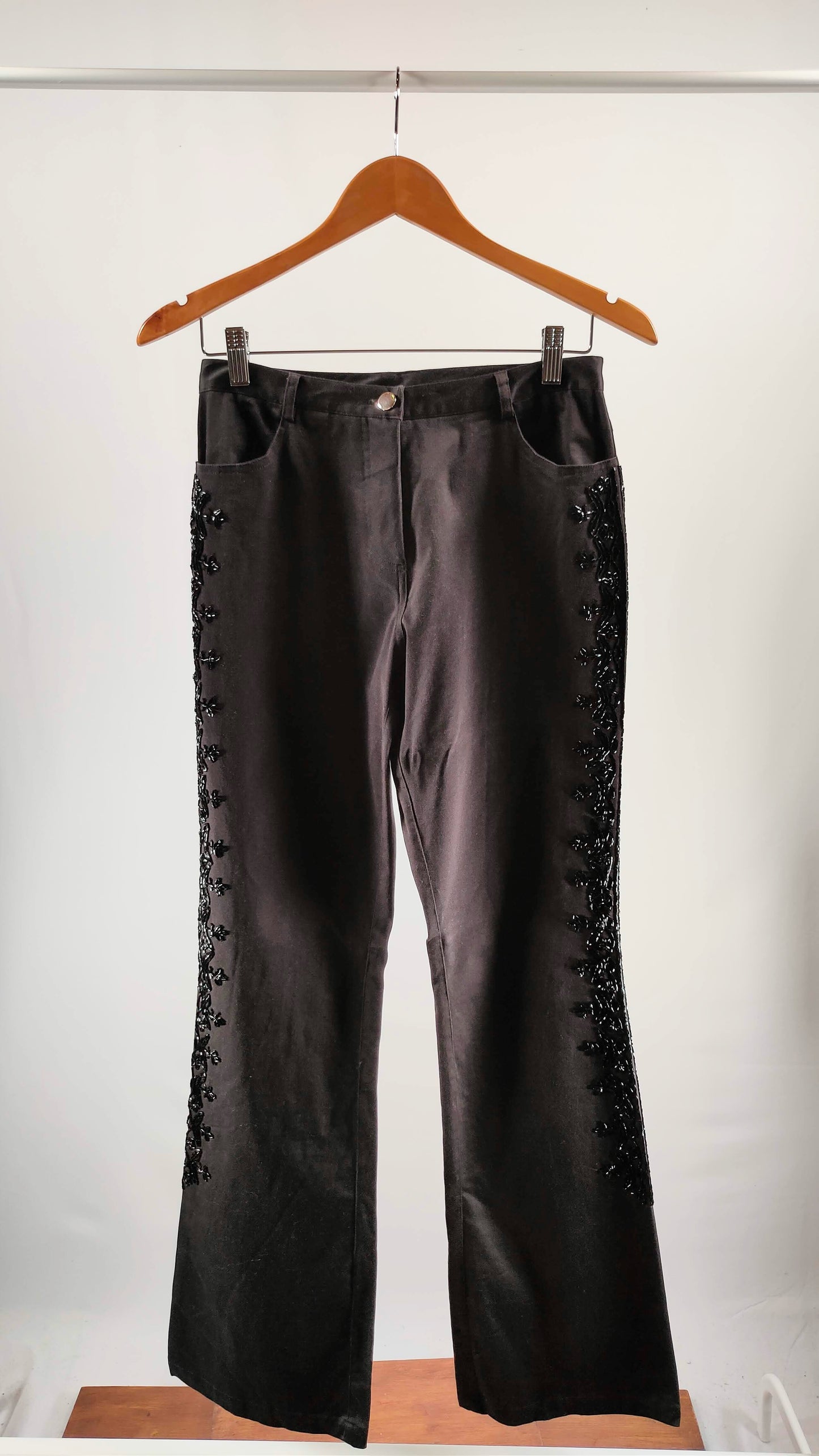 Pantalones con apliques brillantes en lateral