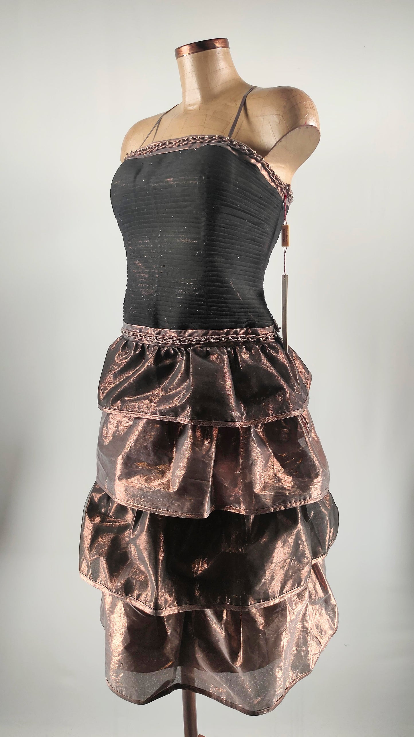 Vestido de fiesta en negro y cobre con apliques