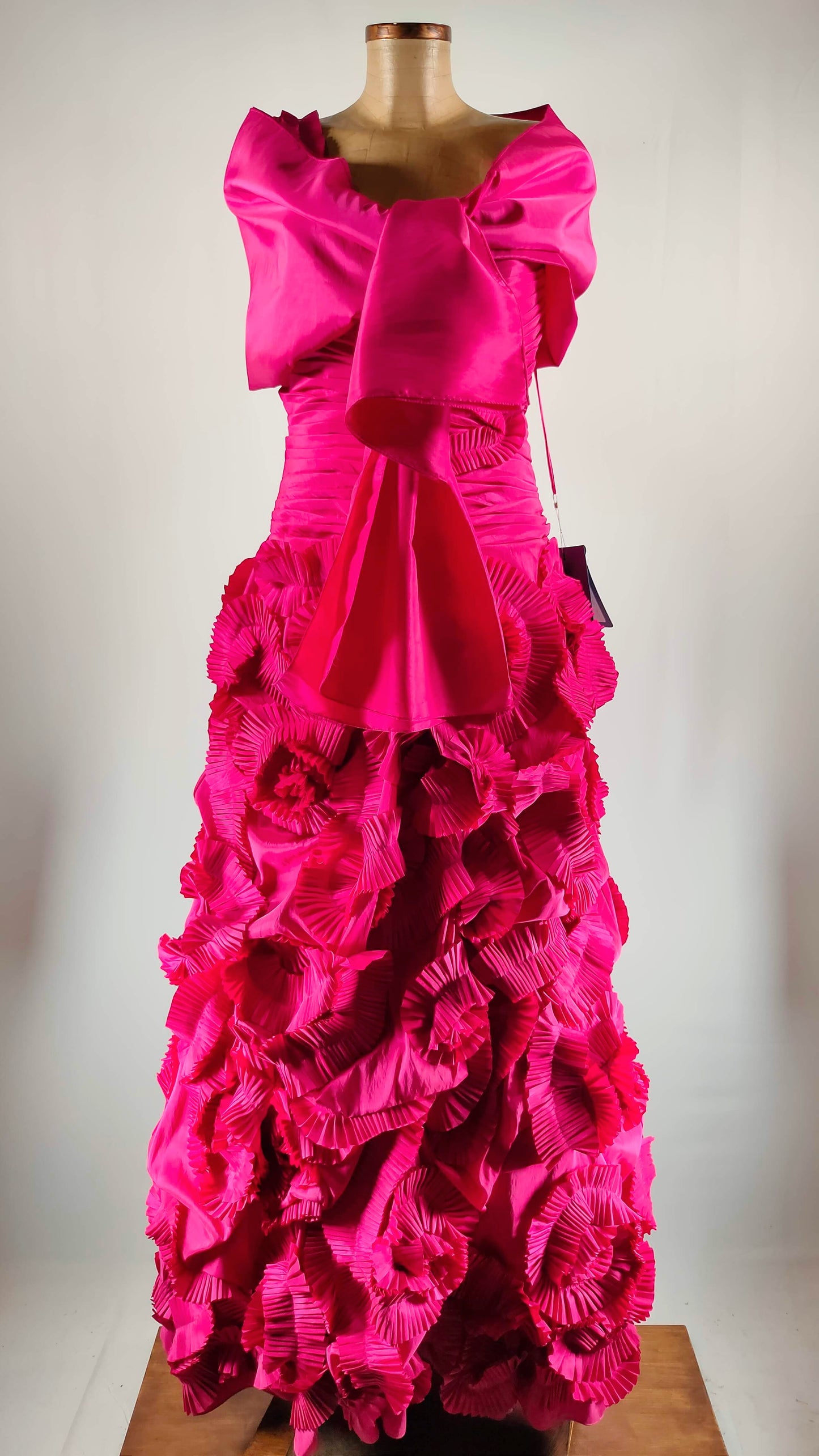 Vestido fucsia de ceremonia con relieve de flores