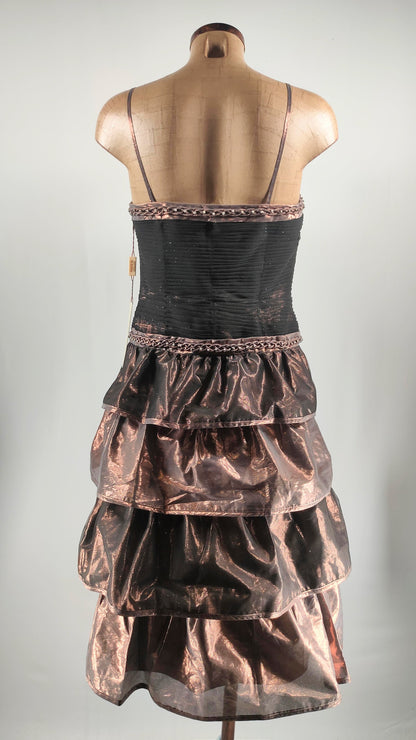 Vestido de fiesta en negro y cobre con apliques