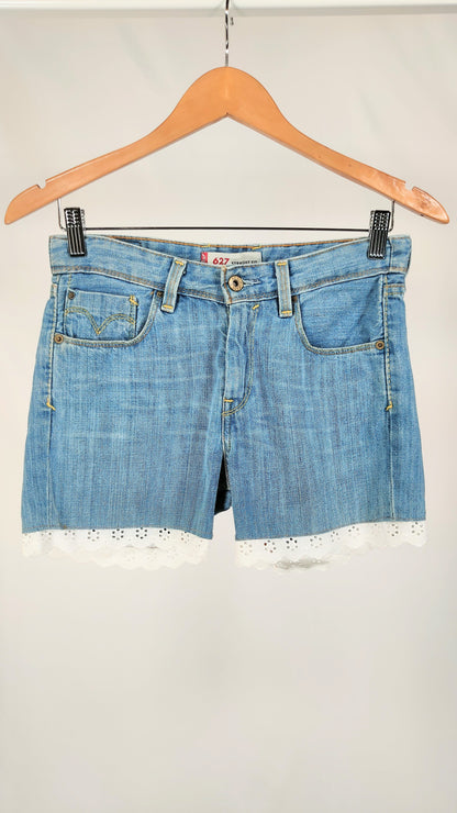 Short con detalle de puntilla